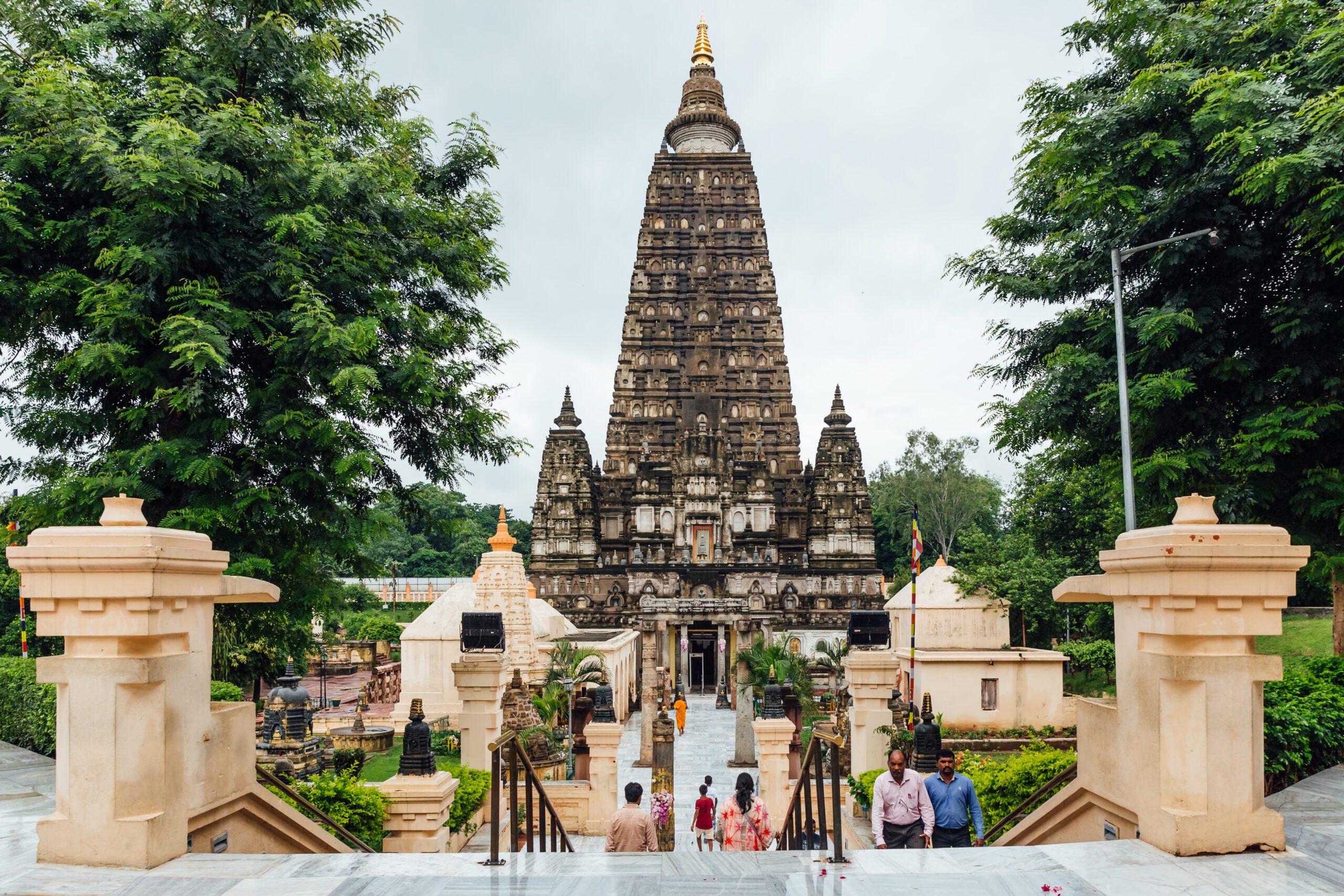 indian-people-walking-bare-foot-mahabodhi-temple